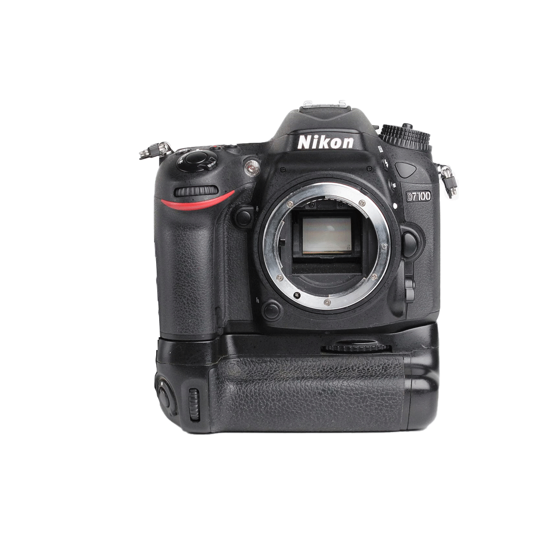 Used | Nikon D7100 Camera Body with 18-105mm Lens & Battery Grip