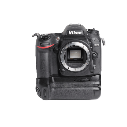 Used | Nikon D7100 Camera Body with 18-105mm Lens & Battery Grip