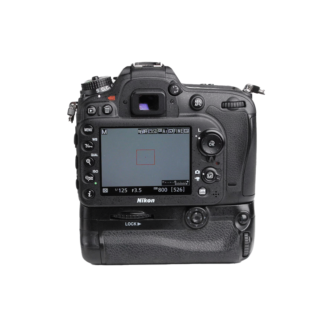Used | Nikon D7100 Camera Body with 18-105mm Lens & Battery Grip
